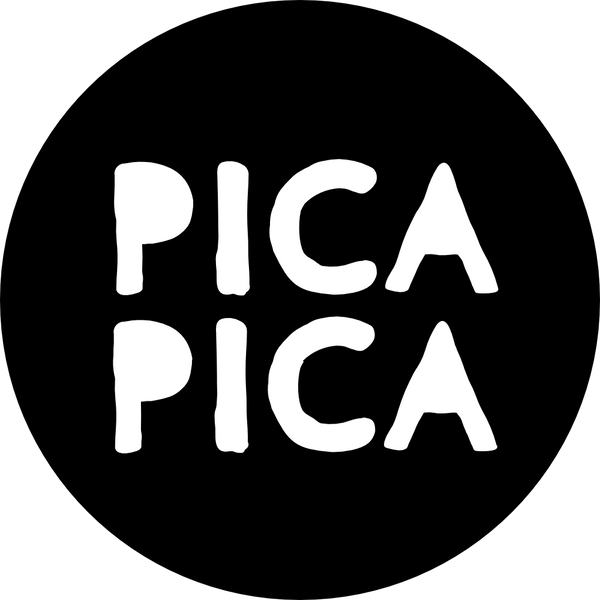 Logo von PICA PICA. Schwarzer Kreis mit dem Schriftzug PICA PICA in Weiß.